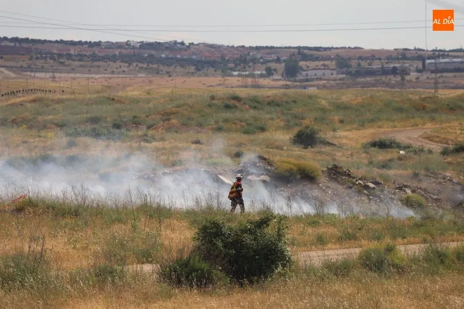 Foto 3 - Los bomberos sofocan un incendio en la trasera del cementerio de Salamanca
