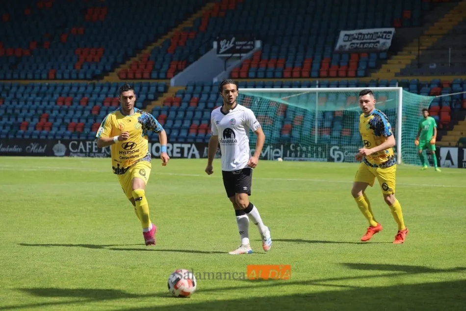 Foto 9 - Nico L&oacute;pez e Ibra Keita le dan la salvaci&oacute;n al filial del Salamanca UDS en el Helm&aacute;ntico (2-0)
