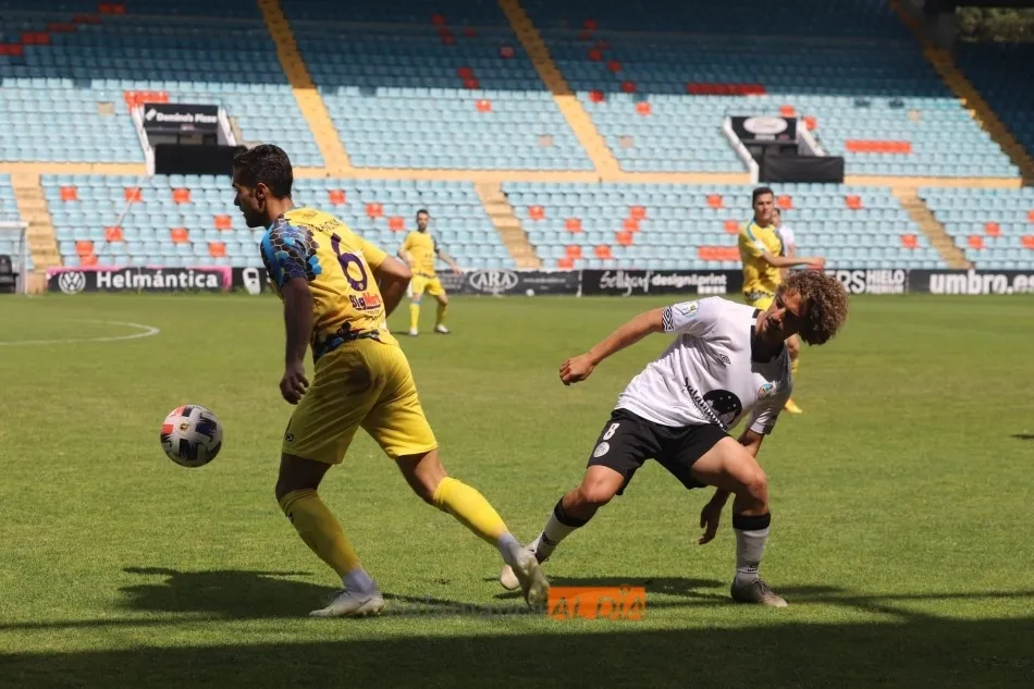 Foto 8 - Nico L&oacute;pez e Ibra Keita le dan la salvaci&oacute;n al filial del Salamanca UDS en el Helm&aacute;ntico (2-0)