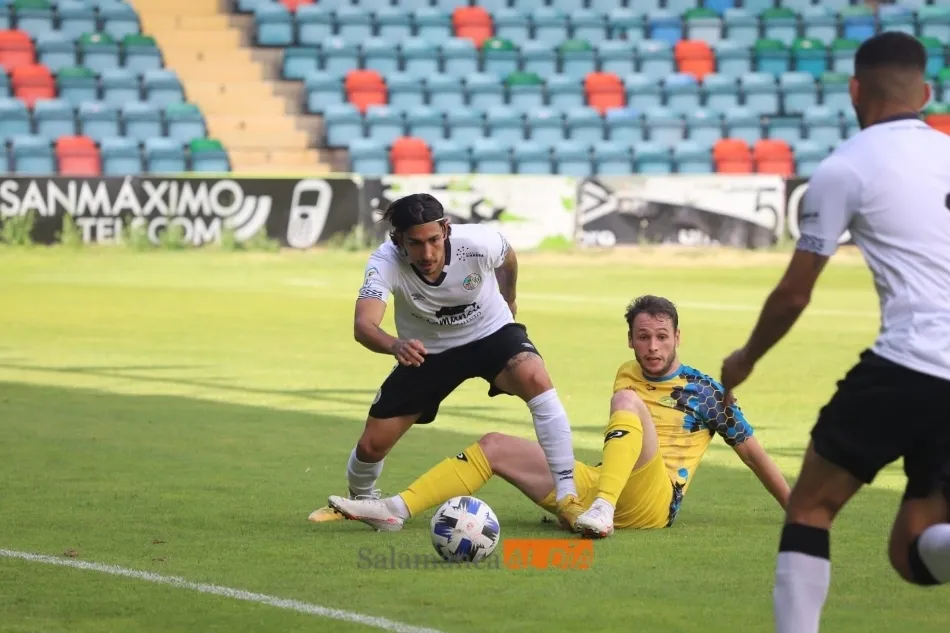 Foto 7 - Nico L&oacute;pez e Ibra Keita le dan la salvaci&oacute;n al filial del Salamanca UDS en el Helm&aacute;ntico (2-0)