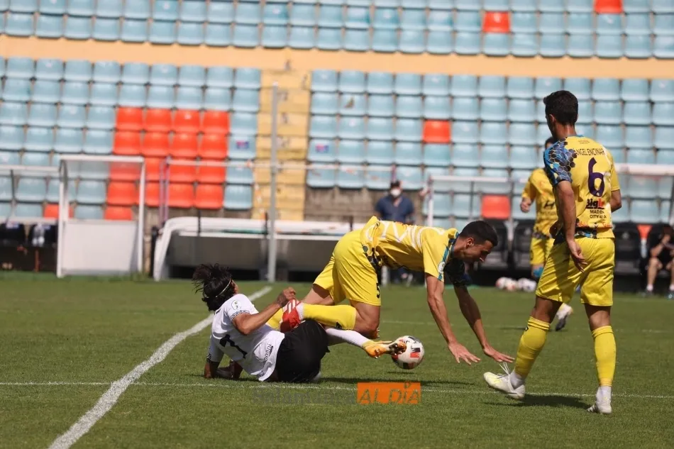 Foto 5 - Nico L&oacute;pez e Ibra Keita le dan la salvaci&oacute;n al filial del Salamanca UDS en el Helm&aacute;ntico (2-0)