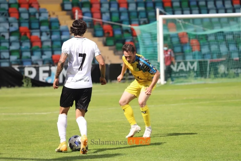Foto 4 - Nico L&oacute;pez e Ibra Keita le dan la salvaci&oacute;n al filial del Salamanca UDS en el Helm&aacute;ntico (2-0)