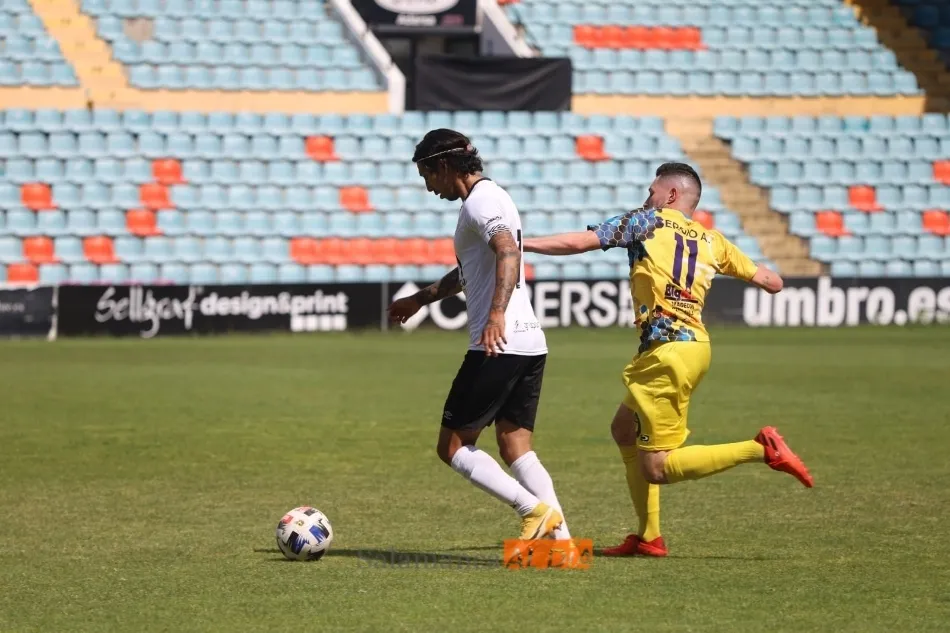 Foto 3 - Nico L&oacute;pez e Ibra Keita le dan la salvaci&oacute;n al filial del Salamanca UDS en el Helm&aacute;ntico (2-0)