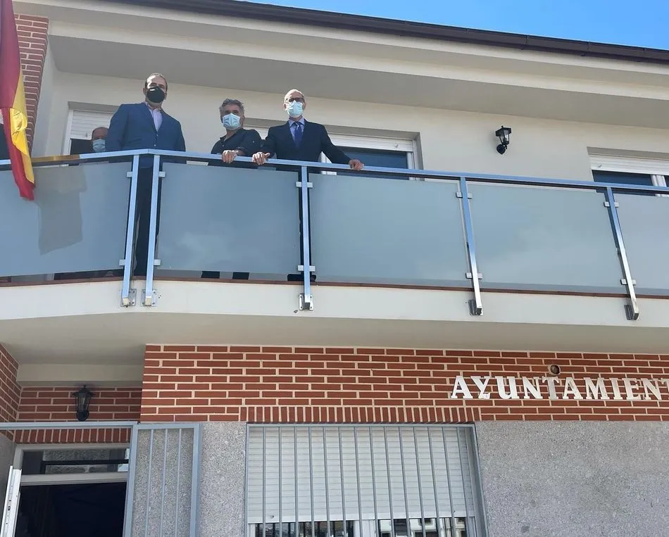 Foto 3 - El presidente de la Diputaci&oacute;n de Salamanca inaugura el nuevo ayuntamiento de Peromingo