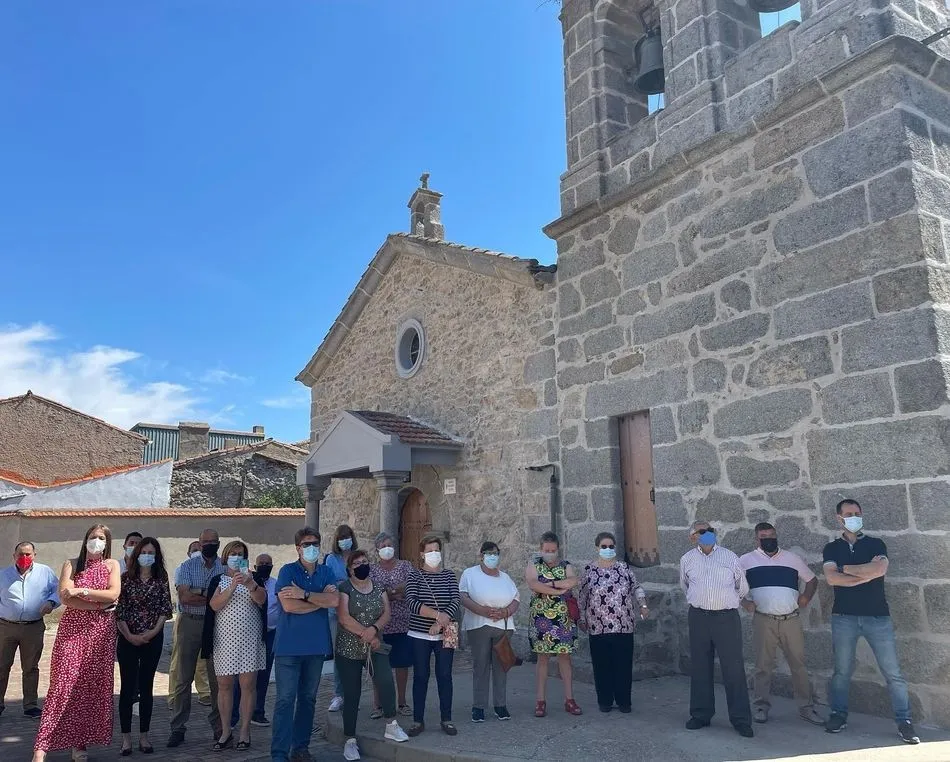 Foto 2 - El presidente de la Diputaci&oacute;n de Salamanca inaugura el nuevo ayuntamiento de Peromingo