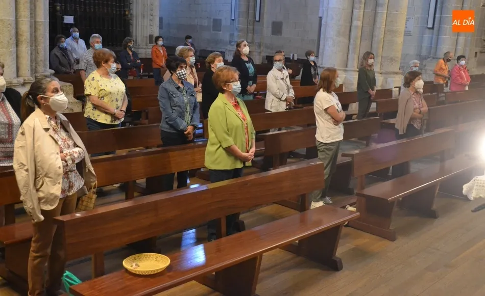 Foto 8 - Amplia asistencia al inicio de la novena en honor a San Antonio, con un recuerdo para Nicol&aacute;s...