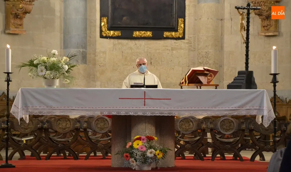 Foto 4 - Amplia asistencia al inicio de la novena en honor a San Antonio, con un recuerdo para Nicol&aacute;s...