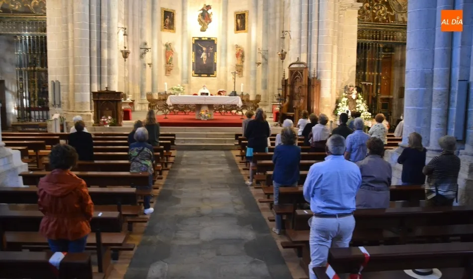 Foto 6 - Amplia asistencia al inicio de la novena en honor a San Antonio, con un recuerdo para Nicol&aacute;s...