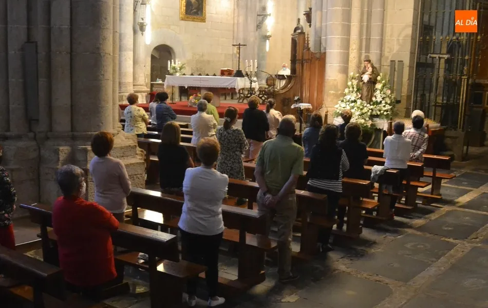 Foto 3 - Amplia asistencia al inicio de la novena en honor a San Antonio, con un recuerdo para Nicol&aacute;s...