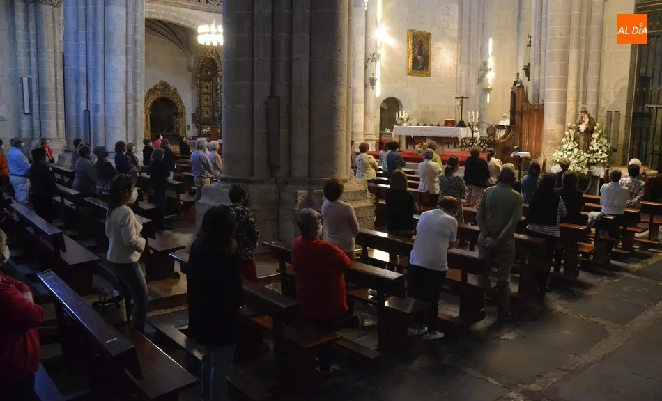 Foto 2 - Amplia asistencia al inicio de la novena en honor a San Antonio, con un recuerdo para Nicol&aacute;s...