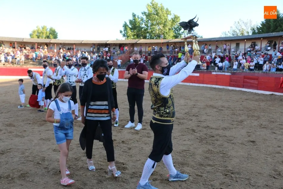 Foto 11 - Vitigudino revive los momentos m&aacute;gicos del Corpus con el festejo de recortes  