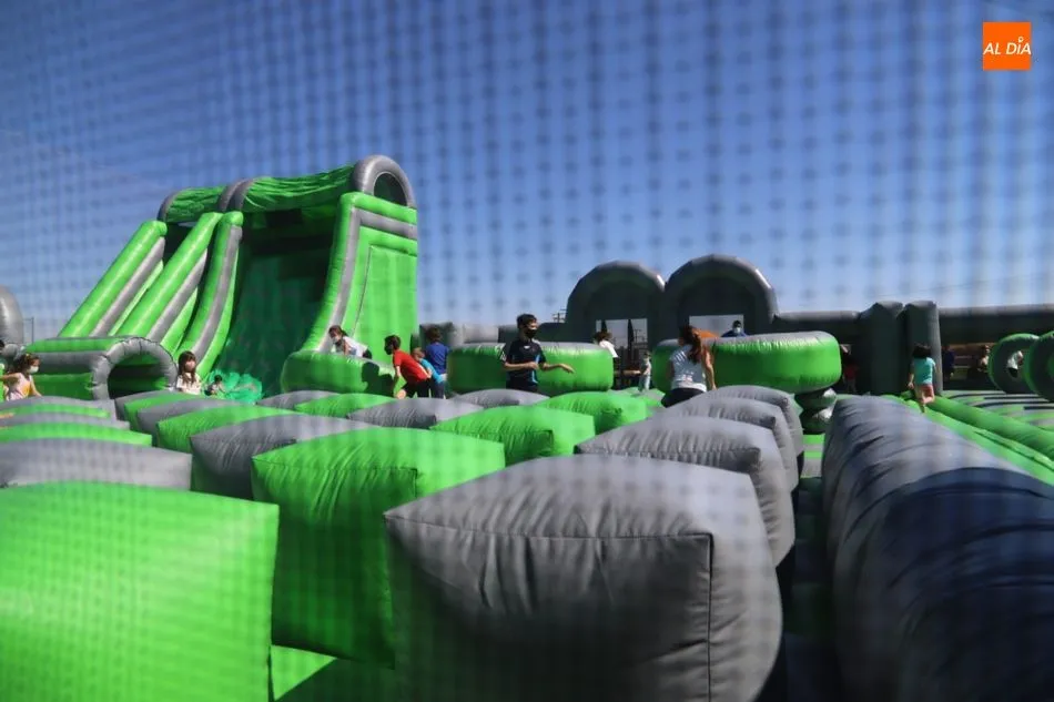 Foto 2 - Villares disfruta el Corpus con un emocionante parque de juegos infantil