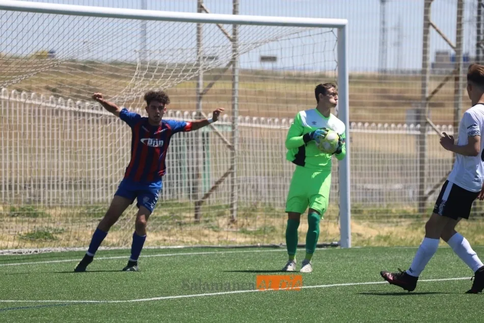 Sergio del Río, con el balón en su poder, en el partido del Salamanca UDS / Lydia González
