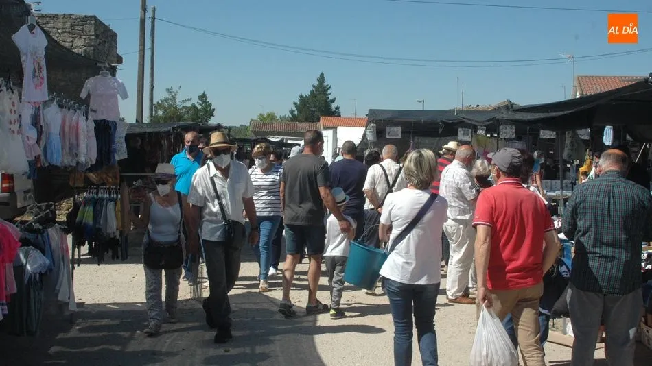 El tiempo y la evolución positiva de la pandemia lograban una buena afluencia de público y de puestos este domingo de junio / SILVESTRE