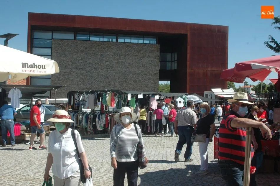 Foto 11 - El mercadillo de Trabanca se adelanta al verano con una buena afluencia de p&uacute;blico  