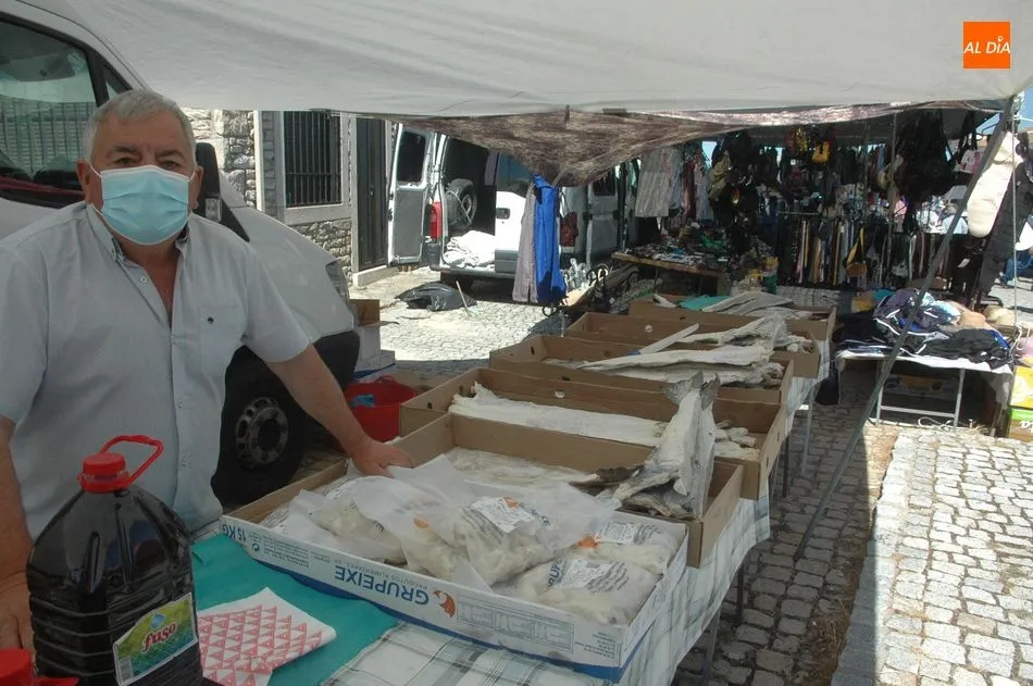 Foto 10 - El mercadillo de Trabanca se adelanta al verano con una buena afluencia de p&uacute;blico  