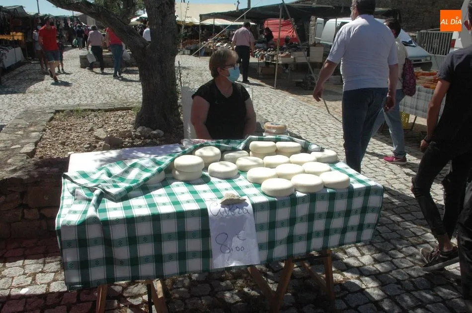 Foto 9 - El mercadillo de Trabanca se adelanta al verano con una buena afluencia de p&uacute;blico  