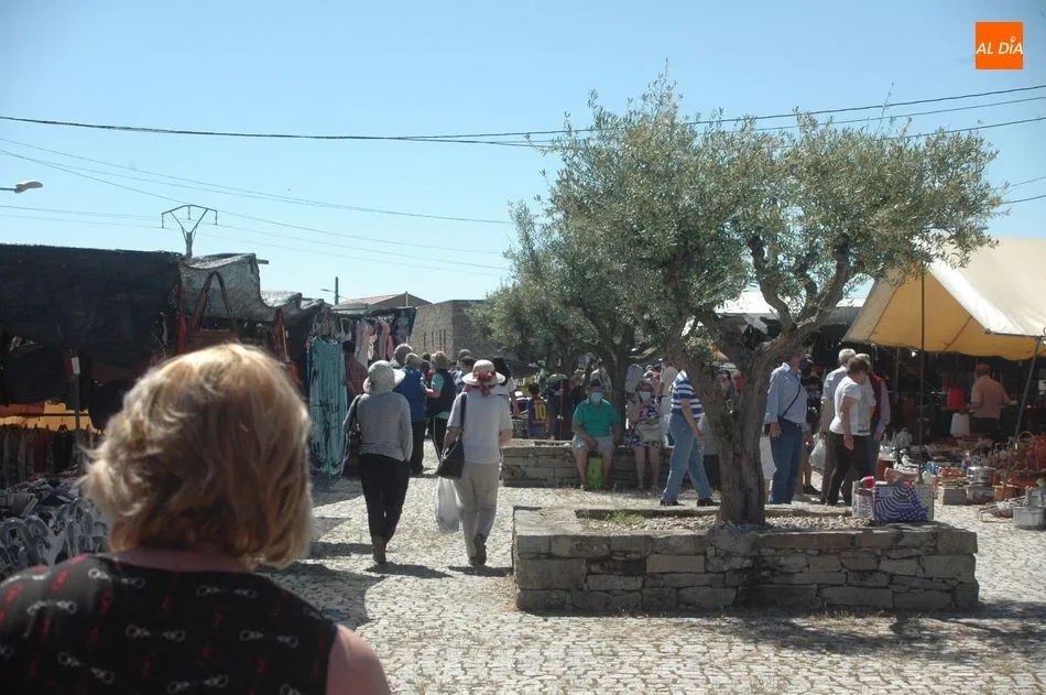 Foto 8 - El mercadillo de Trabanca se adelanta al verano con una buena afluencia de p&uacute;blico  