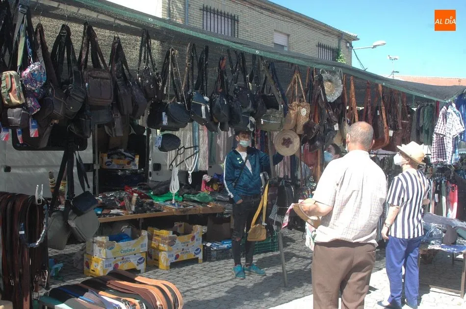 Foto 7 - El mercadillo de Trabanca se adelanta al verano con una buena afluencia de p&uacute;blico  