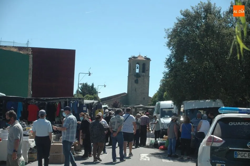 Foto 4 - El mercadillo de Trabanca se adelanta al verano con una buena afluencia de p&uacute;blico  