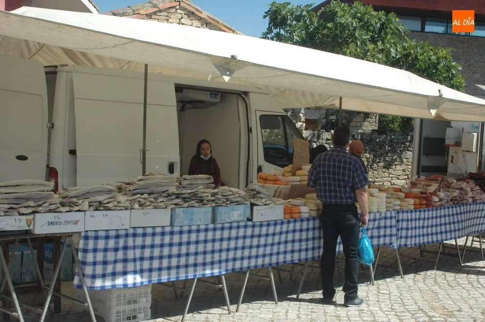 Foto 2 - El mercadillo de Trabanca se adelanta al verano con una buena afluencia de p&uacute;blico  