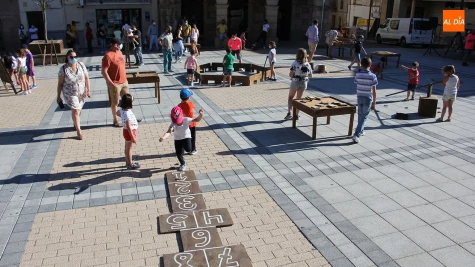 Cuatro en raya, hokey o el efecto dominó fueron algunos de los juegos instalados para disfrute de los niños