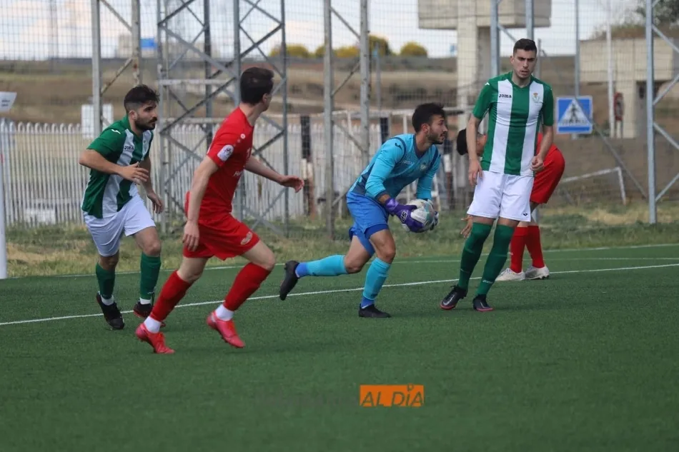 Foto 10 - La m&aacute;quina del Ribert no descarrila y acaricia la final del playoff a Tercera RFEF (1-3)