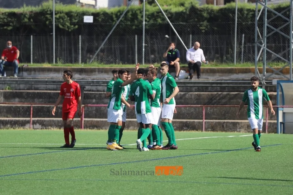 Foto 3 - La m&aacute;quina del Ribert no descarrila y acaricia la final del playoff a Tercera RFEF (1-3)