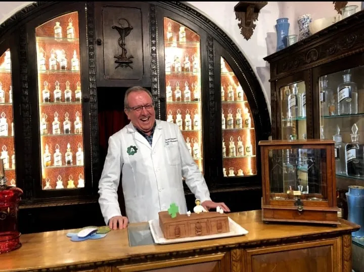 Foto 2 - La Farmacia Abarca homenajea a &ldquo;Pepe Abarca&rdquo; tras medio siglo de trabajo  