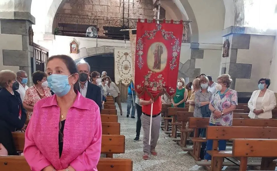 Foto 4 - Bendecidos tres beb&eacute;s en la salida a la calle del Sant&iacute;simo en San Andr&eacute;s para visitar un altar  