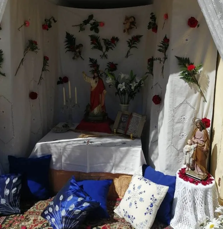 Foto 3 - Bendecidos tres beb&eacute;s en la salida a la calle del Sant&iacute;simo en San Andr&eacute;s para visitar un altar  