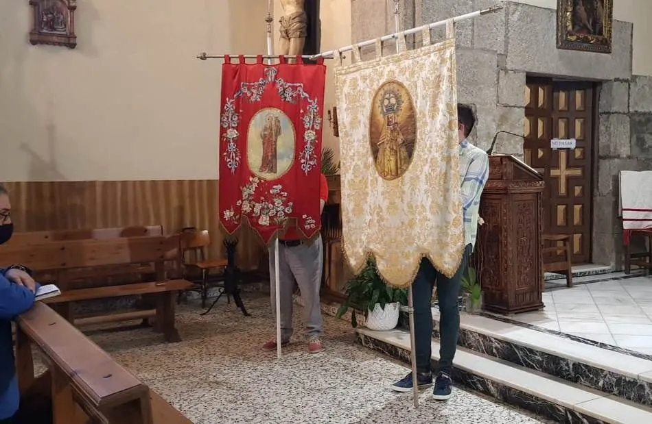 Foto 5 - Bendecidos tres beb&eacute;s en la salida a la calle del Sant&iacute;simo en San Andr&eacute;s para visitar un altar  