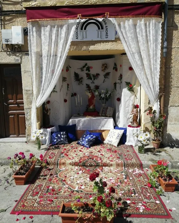 Foto 2 - Bendecidos tres beb&eacute;s en la salida a la calle del Sant&iacute;simo en San Andr&eacute;s para visitar un altar  