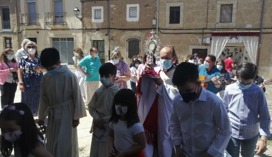 Foto 10 - Bendecidos tres beb&eacute;s en la salida a la calle del Sant&iacute;simo en San Andr&eacute;s para visitar un altar  