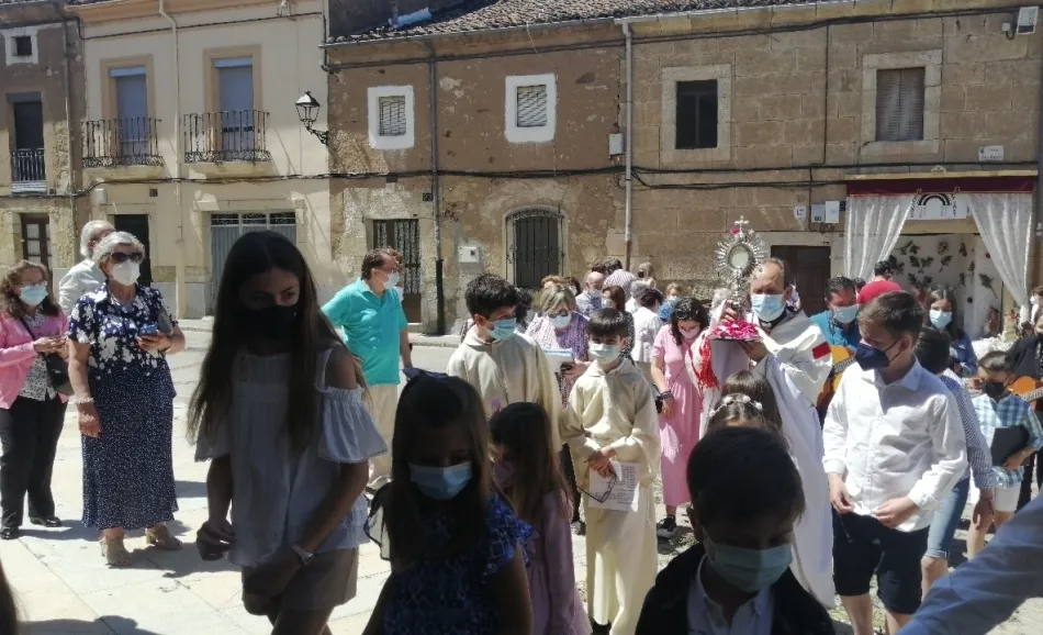 Foto 9 - Bendecidos tres beb&eacute;s en la salida a la calle del Sant&iacute;simo en San Andr&eacute;s para visitar un altar  