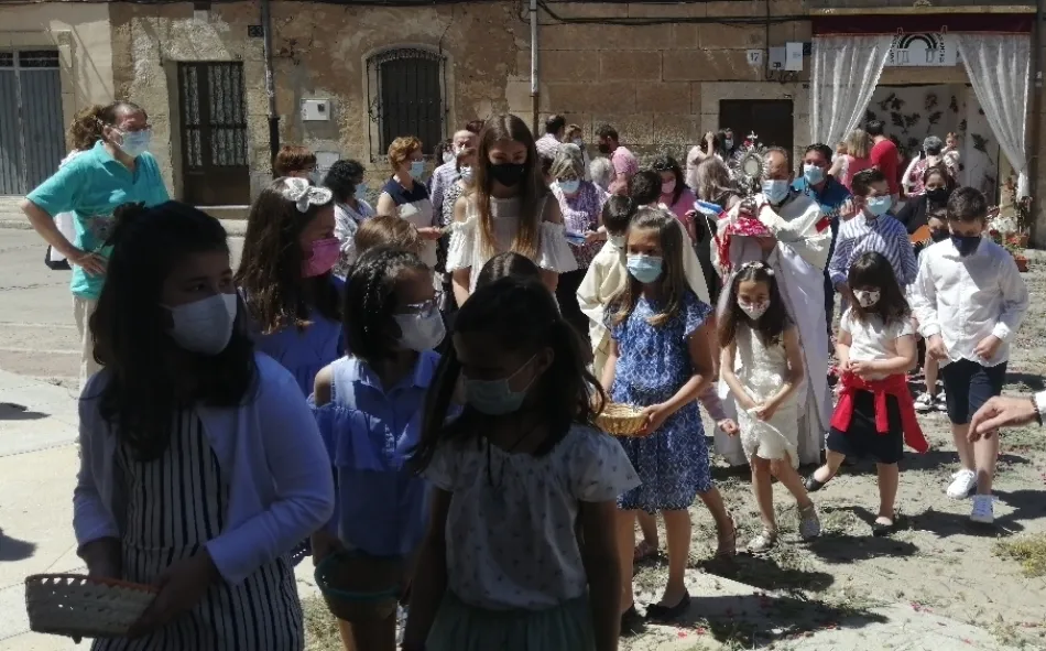 Foto 8 - Bendecidos tres beb&eacute;s en la salida a la calle del Sant&iacute;simo en San Andr&eacute;s para visitar un altar  
