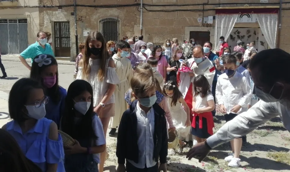 Foto 7 - Bendecidos tres beb&eacute;s en la salida a la calle del Sant&iacute;simo en San Andr&eacute;s para visitar un altar  