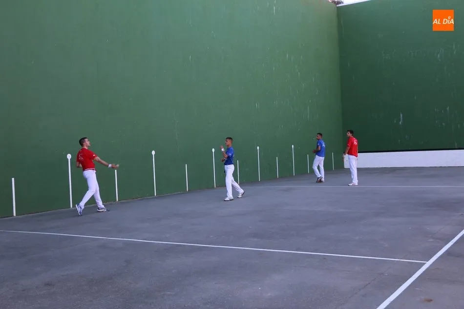 Foto 11 - Vibrante partido de pelota a mano en Monleras para despedir el Corpus  