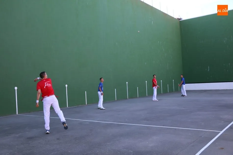 Foto 9 - Vibrante partido de pelota a mano en Monleras para despedir el Corpus  