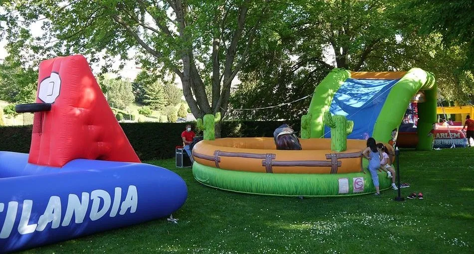 Foto 2 - Las Fiestas del Se&ntilde;or concluyen en Carbajosa con un parque hinchable