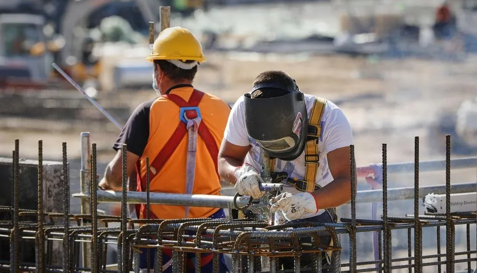 Soldadores trabajando en unas obras. Foto de Jesús Hellín - EP Archivo