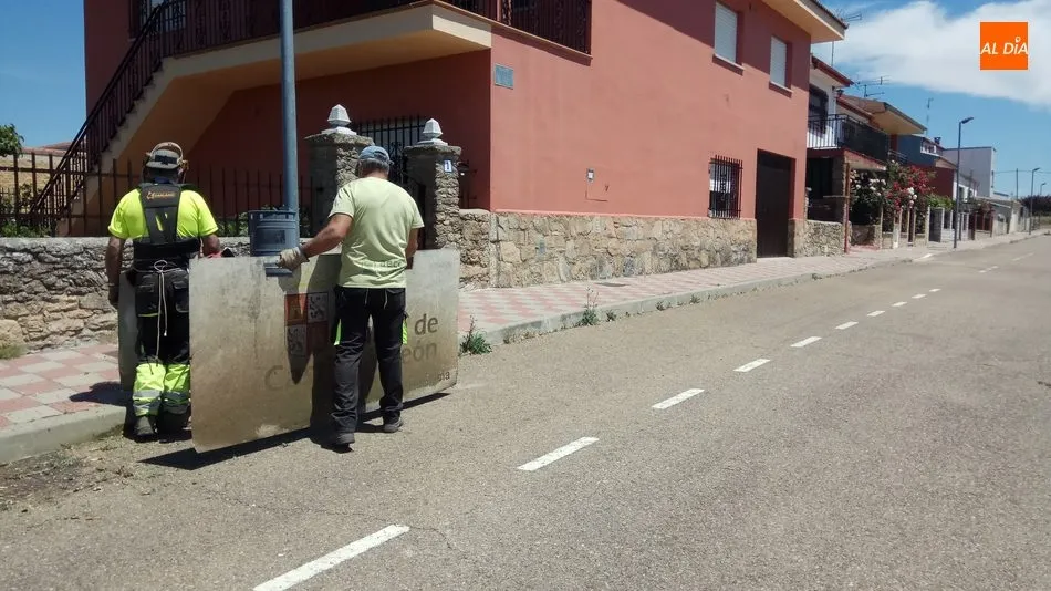 Foto 5 - Empleados del Ayuntamiento de Vitigudino inician la campa&ntilde;a de limpieza arbustiva de las calles  
