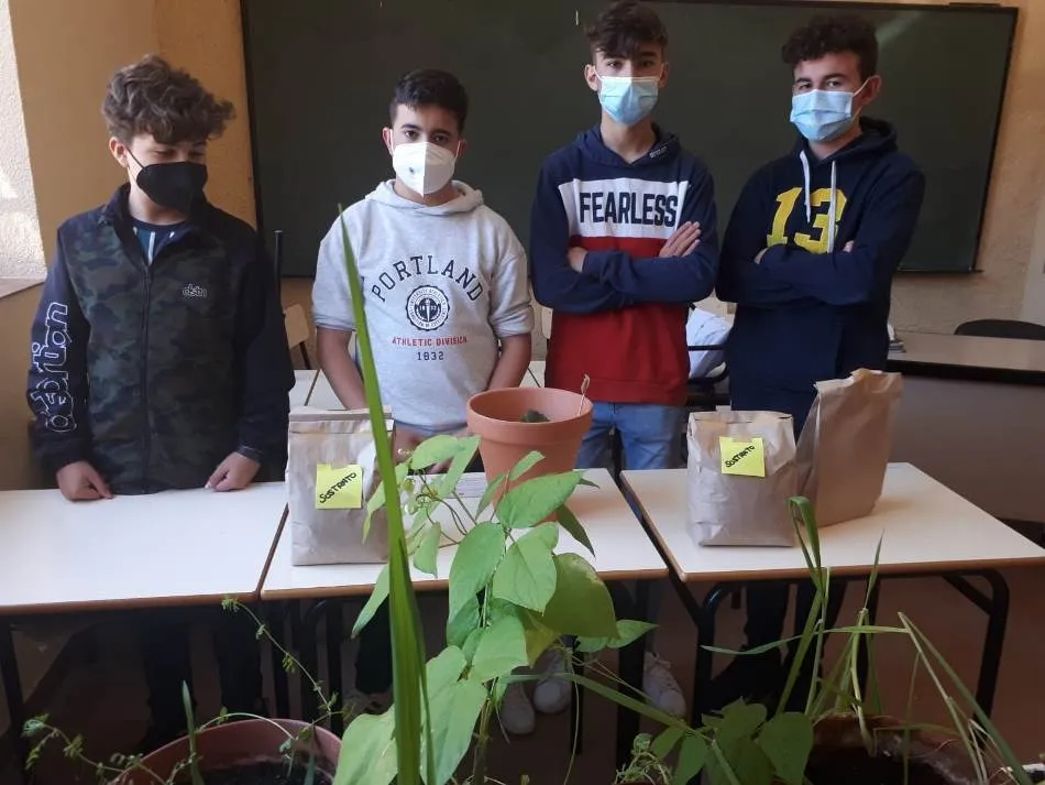 Foto 2 - Los seminaristas tambi&eacute;n reciben un kit de cultivo de C&aacute;ritas  