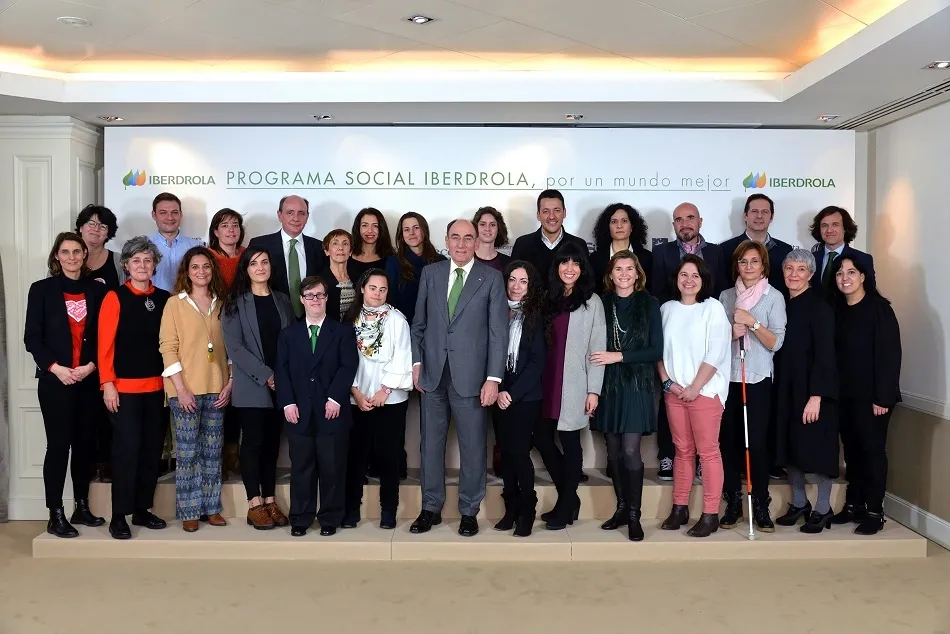 El presidente de Iberdrola, Ignacio Galán, con representantes de diferentes colectivos sociales