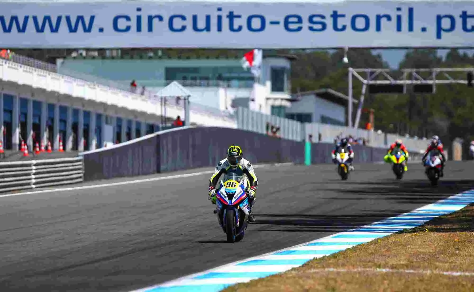 Merchán sobre la moto durante la carrera