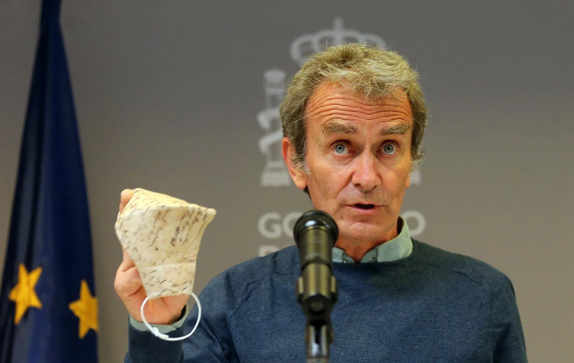 Simón, con una mascarilla en la mano / EP