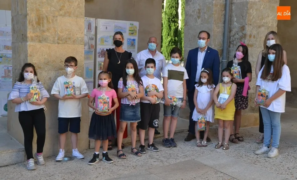 Los ganadores del concurso ‘Diseñando Monumentos’ reciben su recompensa  