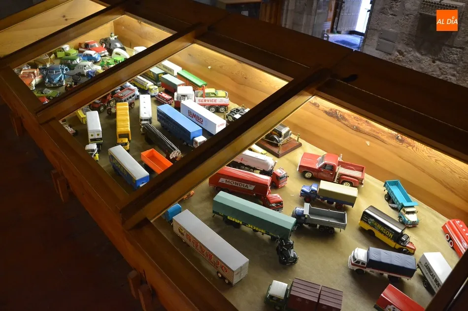 Foto 4 - La Casa de la Cultura da la bienvenida a una exposici&oacute;n permanente de veh&iacute;culos en miniatura  