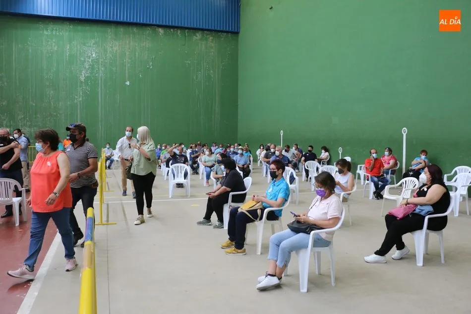 Foto 3 - M&aacute;s de 700 personas reciben la vacuna anticovid sin esperas en Vitigudino  