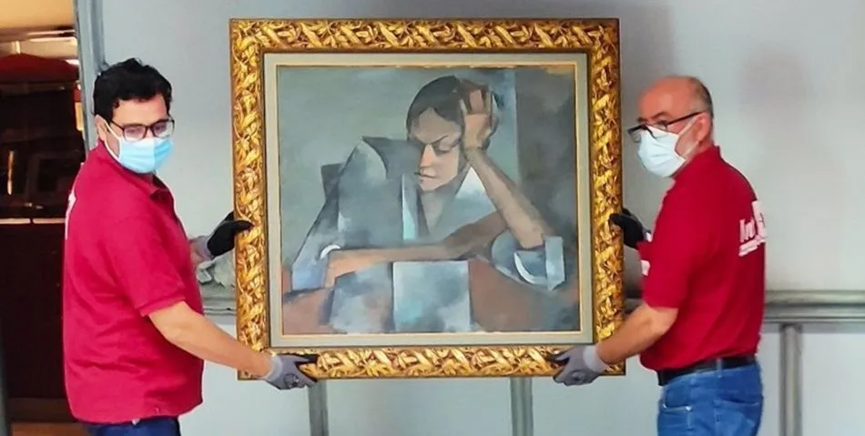 Traslado desde la Casa Lis de la pintura Mujer acodada en mesa de Olga Sacharoff